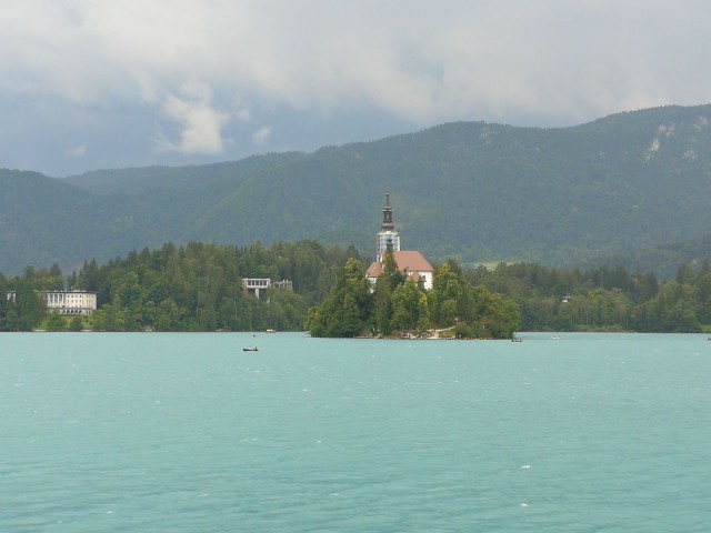 Bledin saareen pääsee veneellä, suppaamalla tai vaikka uimalla.