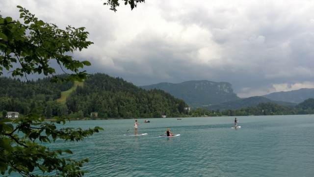 Järvessä on hyvä uida, kalastaa tai vaikkapa suppailla.