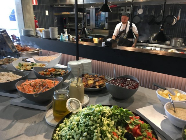 Päivisin tarjolla on runsas kotiruokalounas.