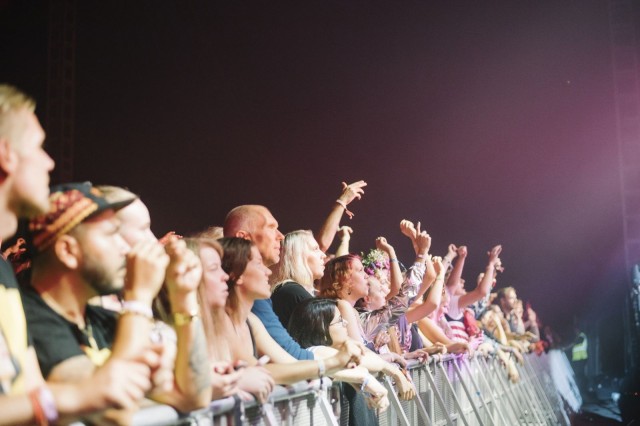 Alma onnistui luomaan tiiviin tunnelman yleisön kanssa.