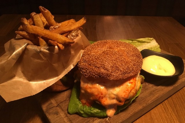 Treffipubin vegeburgerin salaisuus on itse tehdyissä kastikkeissa.