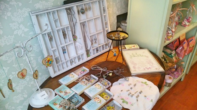 Makeisten ohella puodissa myydään kotimaisia käsityökoruja.