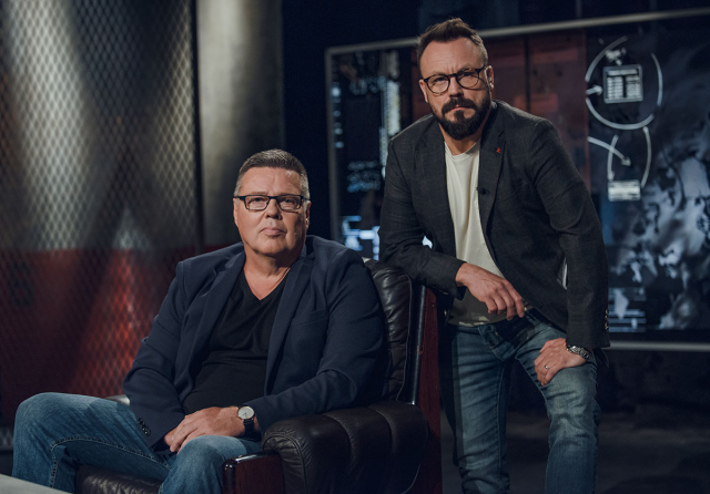 Jari Aarnio istahtaa Riku Rantalan haastateltavaksi.