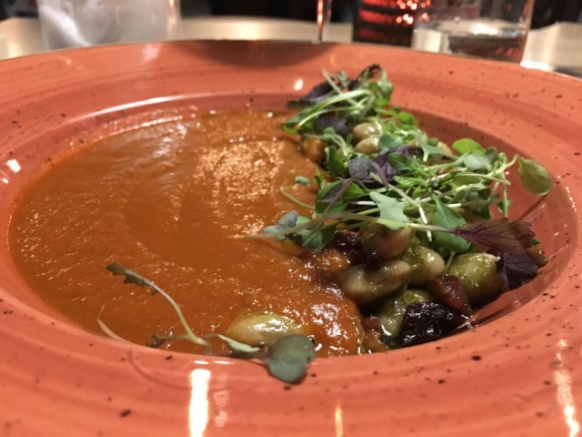 Herkullinen savustettu tomaattikeitto, basilikapapuja ja pekonia.