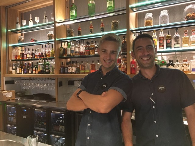 Illan tarjoiluhenkilökuntaa.