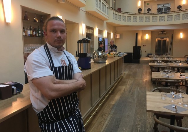 Pauli Novitsky hyödyntää menussaan kauden parhaita raaka-aineita.