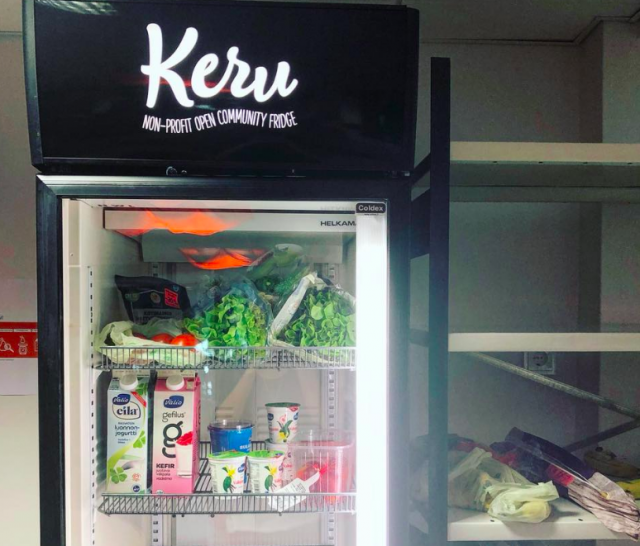 KERU-yhteisöjääkaapin vierustalla on hylly kuivaruoalle.