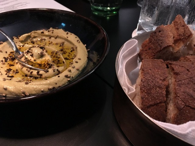 Andrean linssihummus sopii täydellisesti yhteen hotellin oman leipomon leivän kanssa.