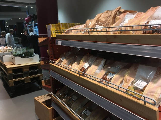 WeFoodin valikoimista löytyy esimerkiksi leipää, hedelmiä ja vihanneksia.