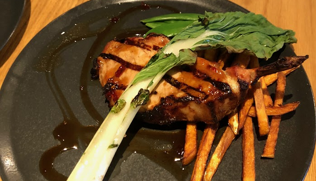 Filippiiniläinen sika piileskelemässä paksoin alla