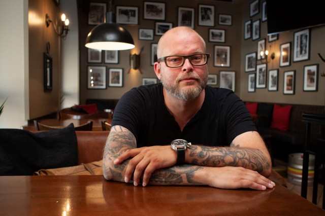 Mikko Lahtonen tunnetaan paitsi ravintola- myös musiikkipiireistä.