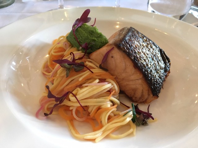 Pääruoan simppelit maut ja kaunis esillepano.