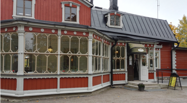 Kuva tyhjentyneestä salista brunssin jälkeen