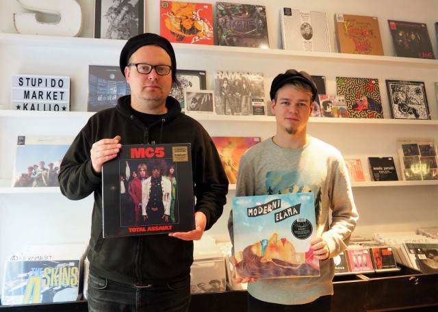 Antti Lautala ja Jaakko Salo toivottavat musadiggarit tervetulleiksi Stupido Marketiin.