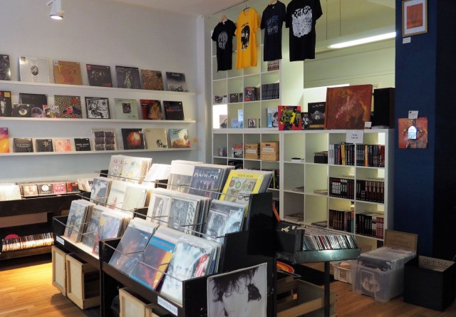 Stupido Marketin valikoima koostuu muun muassa punkista, indie-rockista, industrialista ja gootista.