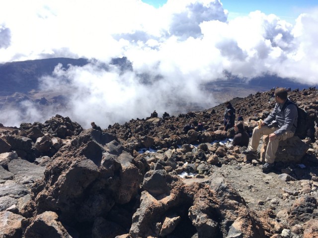 Teiden huippu kohoaa yli 3 700 metrin korkeuteen, joten retkelle kannattaa pukeutua lämpimästi.