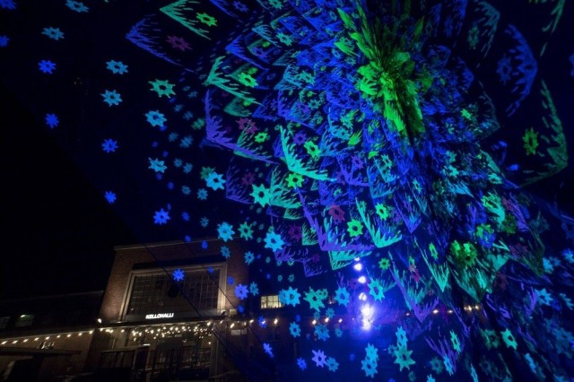 Teurastamon pihaa kaunistaa upea valoinstallaatio.