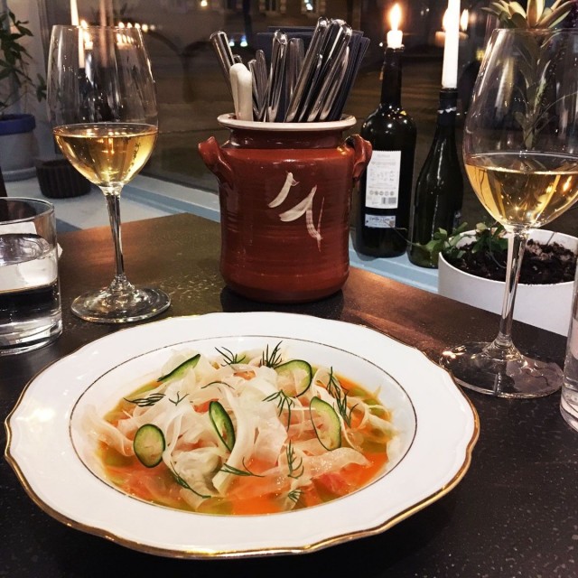 Ohueksi viipaloitu lohi ja fenkoli saavat makua limestä ja fermentoidusta porkkanamehusta. Tuore jalopeno tuo lisäpotkua annokseen.