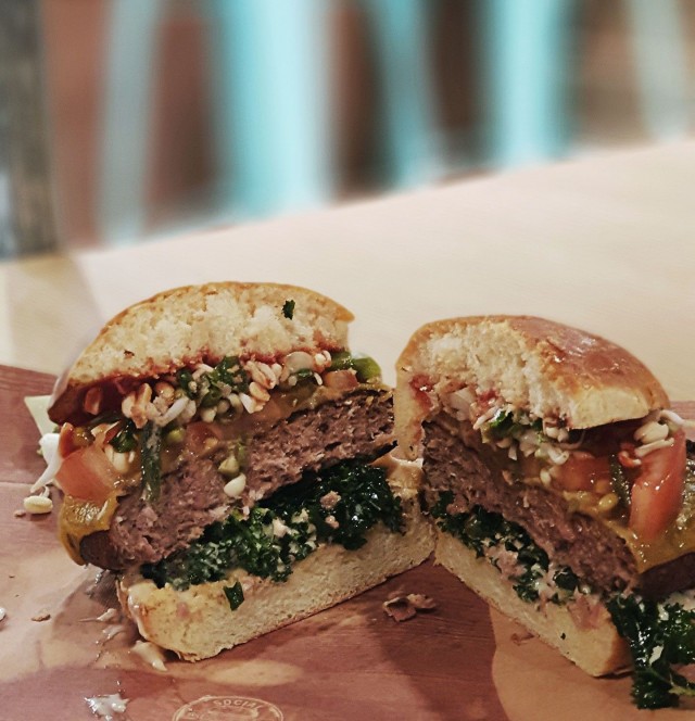 Social Burgerjointin herkullinen versio Moving Mountains -burgerista.