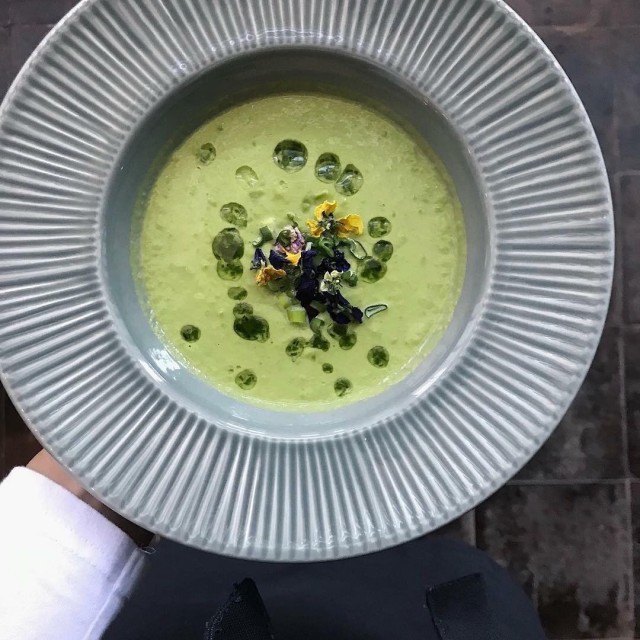 Annokset tarjoillaan kauniilta kierrätyslautasilta.