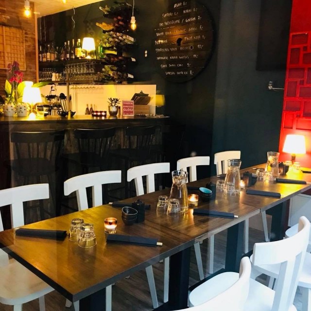 Latitude 25 Okinawa Restaurant Barin juomavalikoimasta löytyy viinien lisäksi japanilaisia oluita, japanilaista viskiä sekä tietenkin sakea.