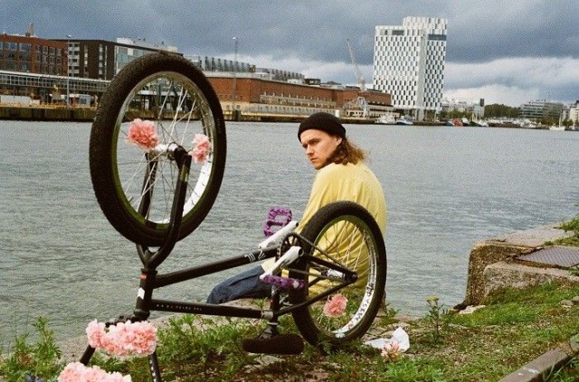 Pesso ei vierasta herkistelyä tai tunteilua sanoituksissaan.