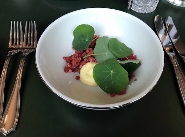 Latvassa voi nauttia illallisen lisäksi hienostuneen lounaan.