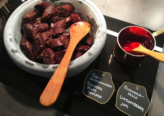 Poro-mustamakkara on Lapland Hotelsin oma erikoisuus, joka valmistetaan Inarissa.