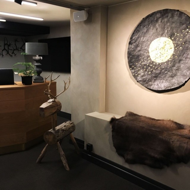 Mitäpä olisi lappilaishotelli ilman poronsarvia ja taljoja. Anu Pentikin taideteokset antavat sisustukseen viimeisen silauksen.