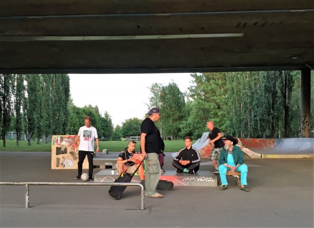 Hima & Stradan katuoppaat Huli, Aleksi, Poitsu, Mikki, Petri ja Kari avaavat oven vaihtoehtoiseen Helsinkiin.