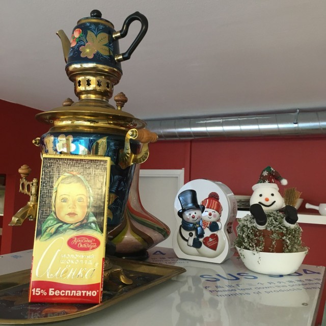 Alenka Home Foodin sisustus on kotoisa pieniä yksityiskohtia myöten. Elena Vaskivuon isä toi tyttärelleen usein kuvassa näkyvää Alenka-suklaata.