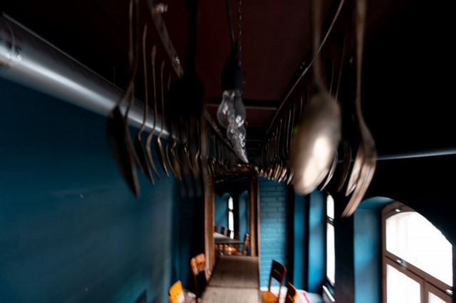 Sisustuksessa näkyy vahvasti BasBasin porukan kädenjälki. Lamputkin on tehty itse.