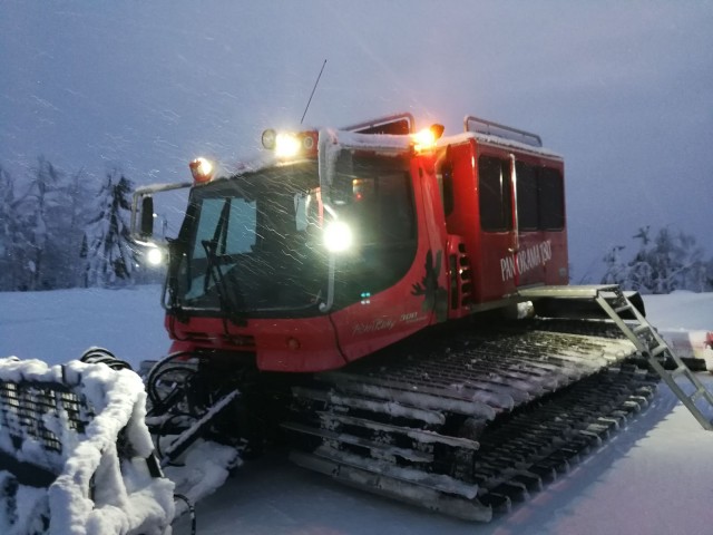 Jääsaunaan pääsi lumikissataksilla.