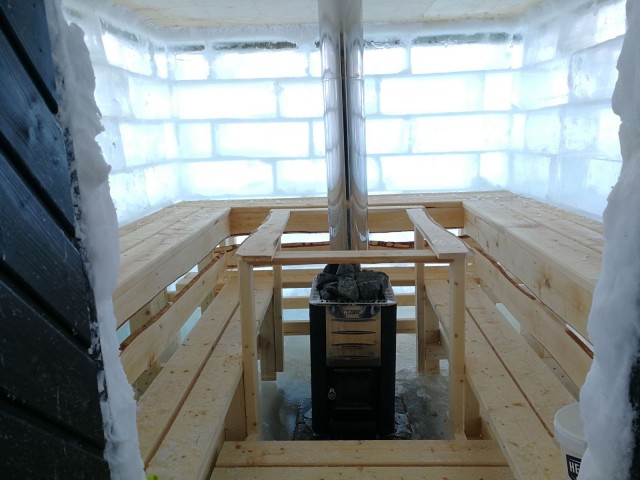 Jääsaunan ovi kannattaa pitää auki silloin kun ei saunota, jottei jää sula.