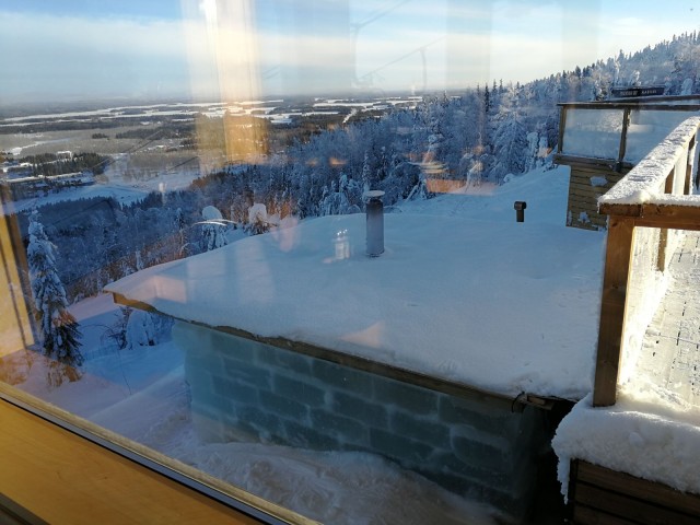 Jääsauna näyttää kuin se olisi tehty betoniharkoista, mutta kun iltahämärässä valot laitetaan päälle, jään rakenne paljastuu koko komeudessaan