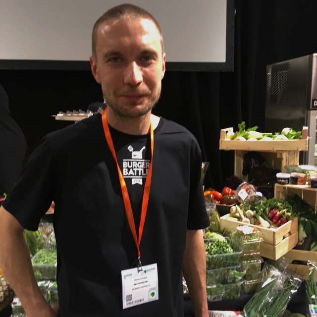Hyvässä burgerissa ei ole liikaa makuja, ja se pitää voida syödä käsin, sanoo Burger Battlen voittaja Pekka Koponen.
