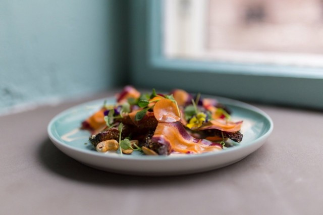 Hitaasti haudutetut porkkanat tarjoillaan cashewpähkinöiden ja vaahterasiirapin kera.