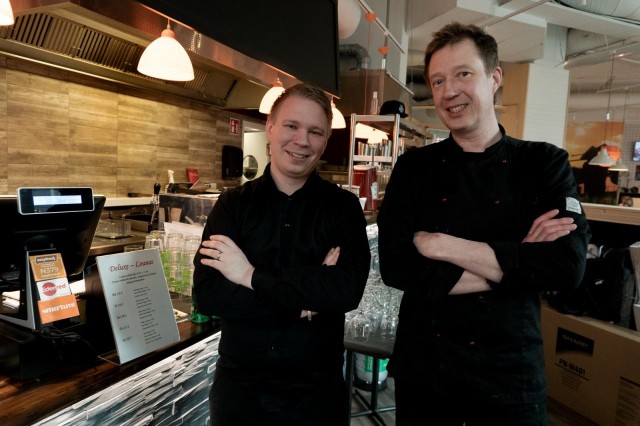Tony Brander ja Mikko Vettenranta yllättyivät karhuburgerinsa suosiosta.