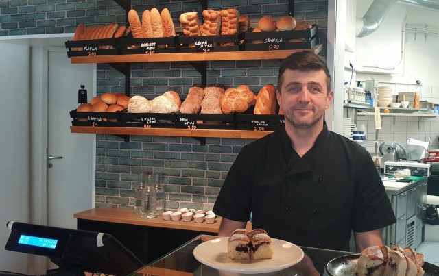 Ermin Softic tarjoaa kahvilassa myös balkanilaisia erikoisuuksia. Hyllystä löytyy muun muassa kifla-leipää sekä buhtla-pullia (etualalla).