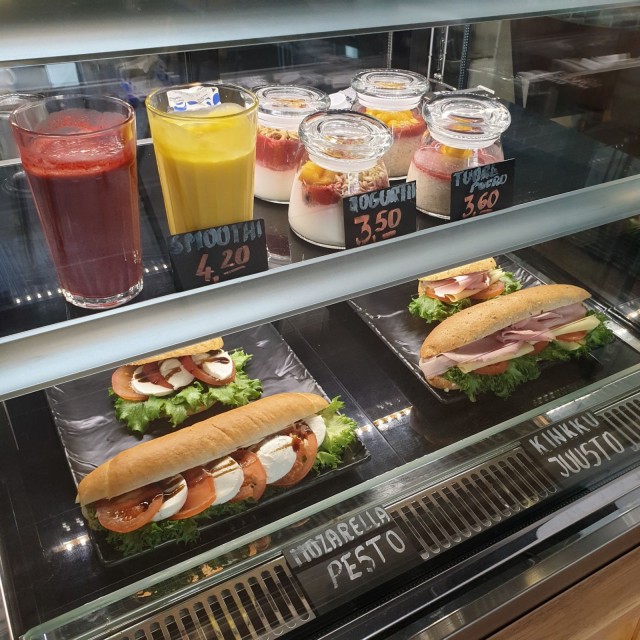 Aamiaista ja munakkaita tarjoillaan kellonaikaan katsomatta. "En näe mitään syytä sille, että aamiaista pitäisi olla vain kello kymmeneen saakka", Ermin Softic sanoo.