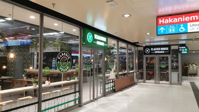 Classic & Vegan -ravintolaan on kaksi sisäänkäyntiä, mutta sisällä saa istua missä huvittaa.