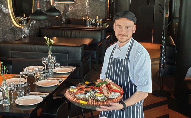 Turun Bassin keittiömestari Lari Vilén esittelee Bassin runsasta äyriäisvatia, joka sisältää muun muassa katkarapuja, simpukoita, taskurapuja, ostereita sekä hummeria.