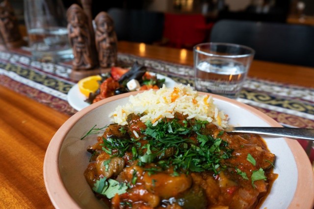 Armenialaisessa keittiössä käytetään runsaasti munakoisoa, granaattiomenansiemeniä ja yrttejä.