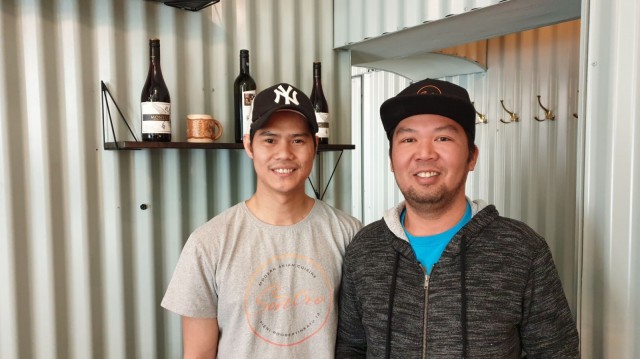 Raymond Rivera (oik.) ja Benhur Abuel pyörittävät Sentroa yhdessä Allan Drapizan ja Jericho Cordovan kanssa.