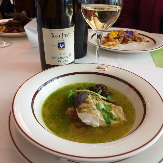 Kosmoksen alkukeitossa on kuhaa, korvasieniä, karhunlaukkaa ja parsalientä.