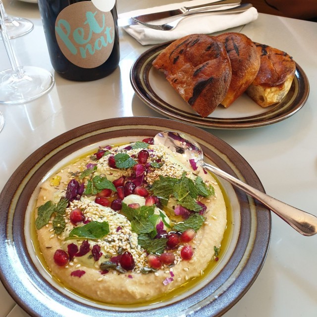 Wernerissä maistellaan muun muassa trendikästä Pet Nat -kuohuviiniä, grillattua perunarieskaa ja Wernerin hummusta.