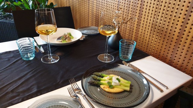 Designravintola Eevertin teemamenun alkuruokina nautitaan parsaa ja hiillostettua siikaa.
