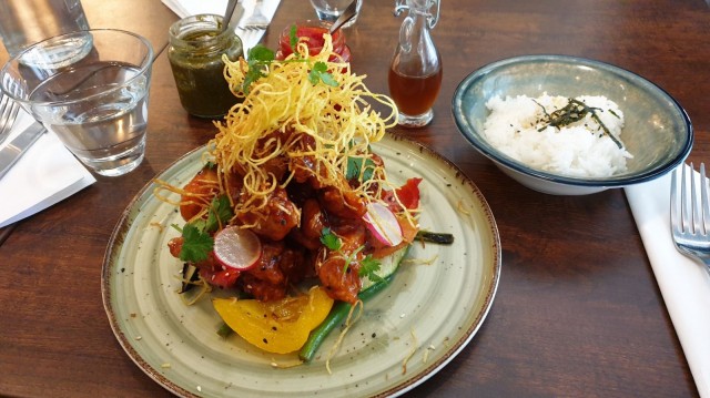 Korealaisittain friteerattua kanaa Sentron tapaan.