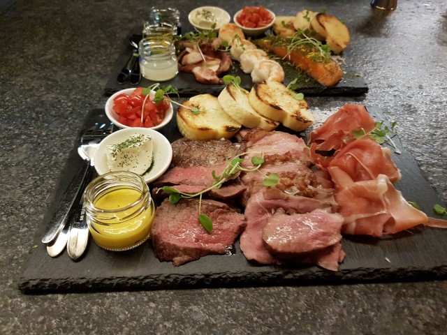 Leikkelelautasissa on paljon variaatioita ja sopii hyvin jaettavaksi. Erinomainen kylkiäinen jos suolaisen nälkä iskee.