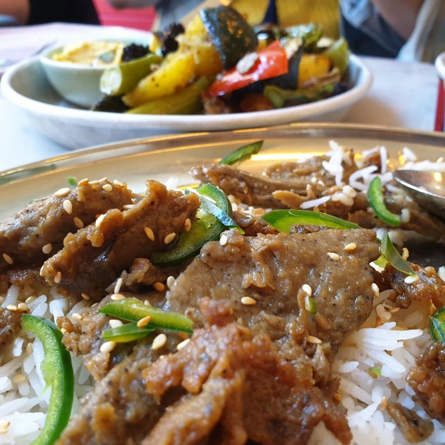 Härkäpavuista ja herneproteiinista valmistetut Beanit-suikaleet sopivat monenlaiseen kokkailuun.